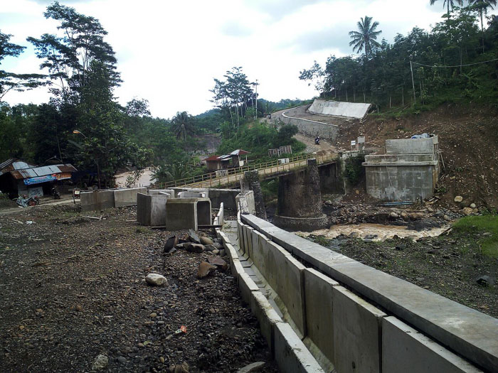 Pembangunan Jembatan Kali  Genteng  Tak Selesai Radar 