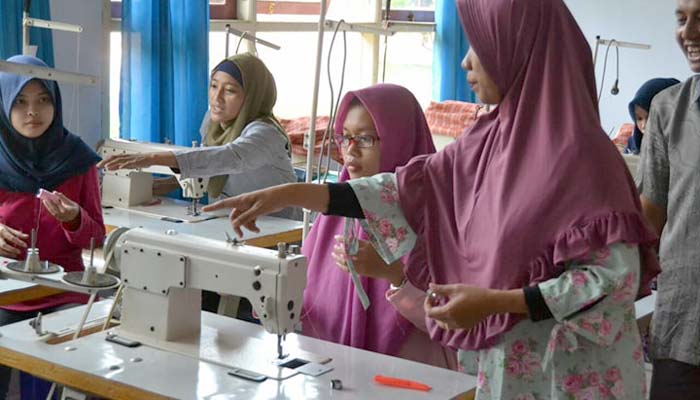 Kurangi Pengangguran, Dilatih Menjahit