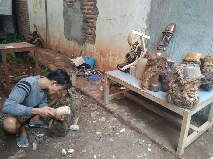 Pengrajin Akar Bambu