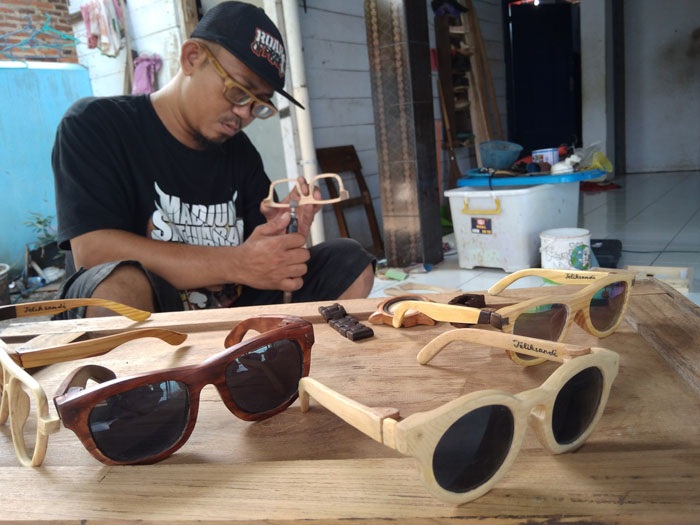 Pengrajin Kacamata Kayu