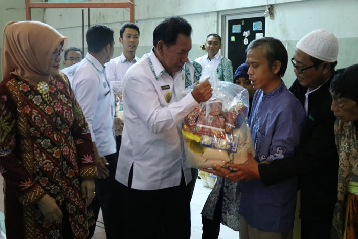 Walikota Pekalongan Bagi Sembako