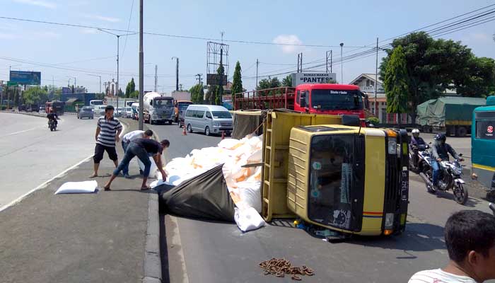 Kelebihan Muatan, Truk Terguling