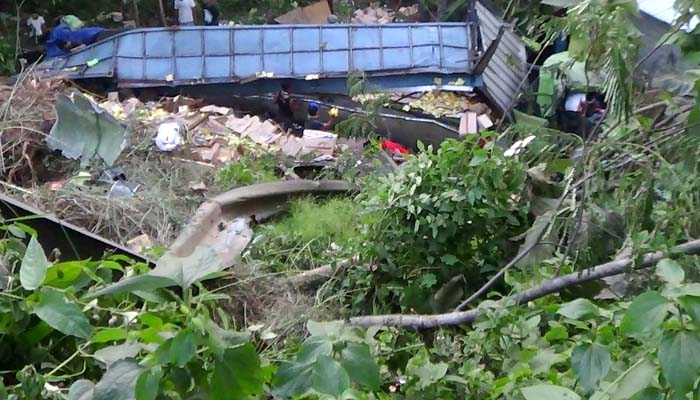 Rem Blong, Truk Sembako Terjun Ke Jurang