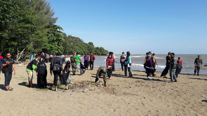 Ratusan Orang Punguti Sampah Di Pantai Ujungnegoro Radar