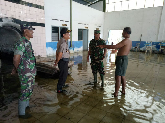 Dandim Bantu Terdampak Rob