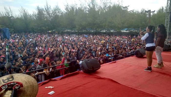 Lebaran Pantai Cahaya Bertabur Bintang Radar Pekalongan