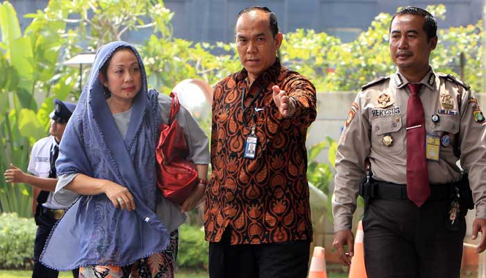 Terjaring OTT, Bupati dan Istri Jadi Tersangka