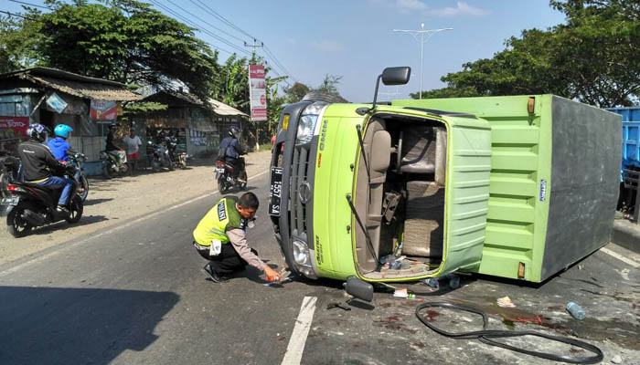 Truk Terguling Tabrak Median Jalan