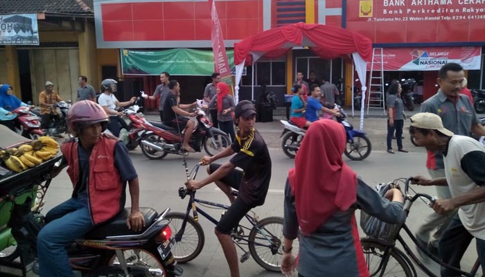 Karyawan BPR Bagikan Takjil
