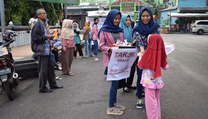 Rayakan Kelulusan, Bagi Takjil