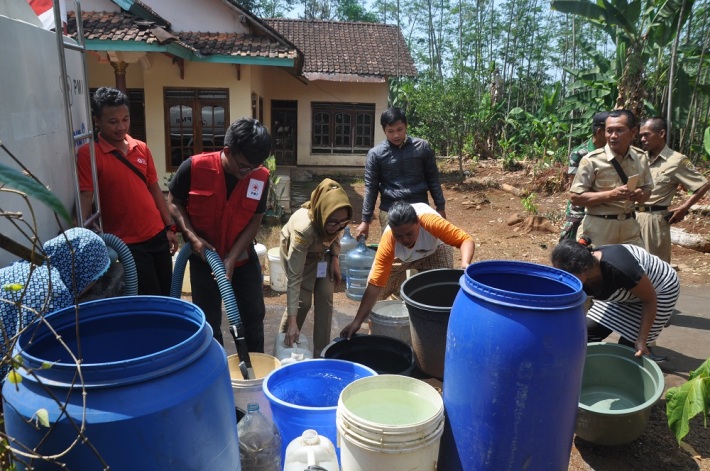 Sumur Mengering, Warga Andalkan Droping Air Bersih