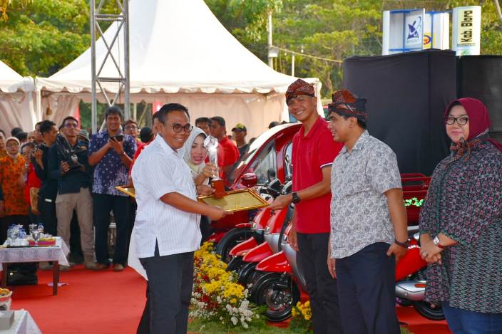 Wow, Bupati Asip Kembali Terima Penghargaan