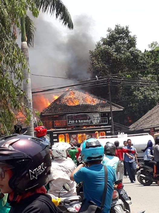 Botol Miras Meledak, Kafe Ludes Terbakar