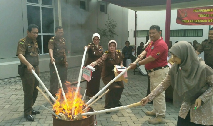 Kejaksaan Bakar Ponsel Hingga Kondom Bekas