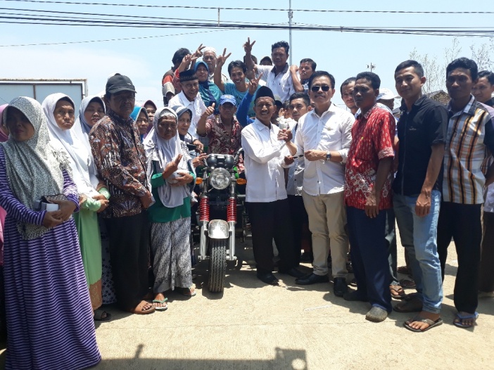 Supaya Desa Bersih, Anggota DPR RI Ini Serahkan Motor Angkut Sampah
