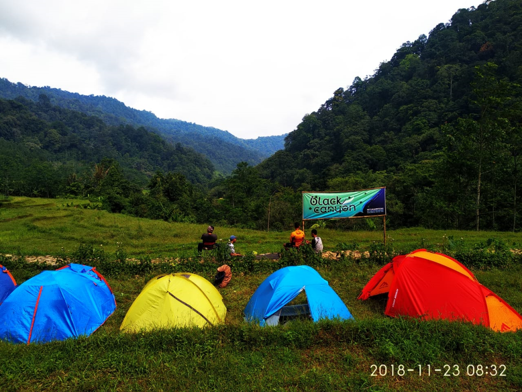 Asyiknya Berkemah Di Hamparan Sawah