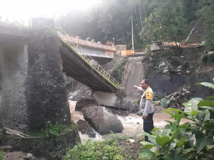 Jembatan Kali  Genteng  di Kandangserang Runtuh Radar 