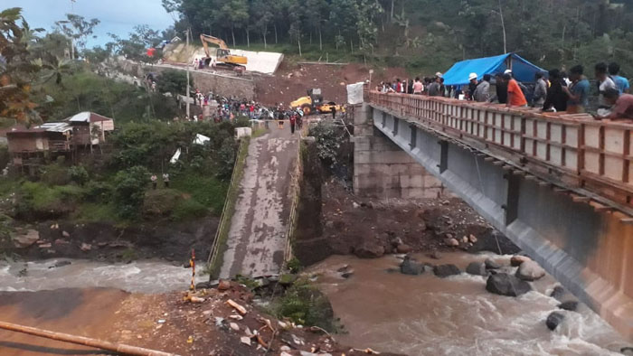 Jembatan Kali  Genteng  Runtuh Mobil Harus Melalui 