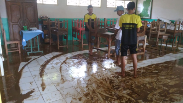 Paska Banjir Lazismu MDMC Bantu Bersihkan Sekolah dan 