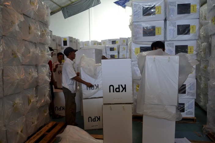Kotak Suara Dibungkus Plastik, Biar Terlindung dari Rembesan Air