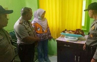 Istri Selingkuh Lahirkan Bayi  Difabel Dibuang  ke Selokan 