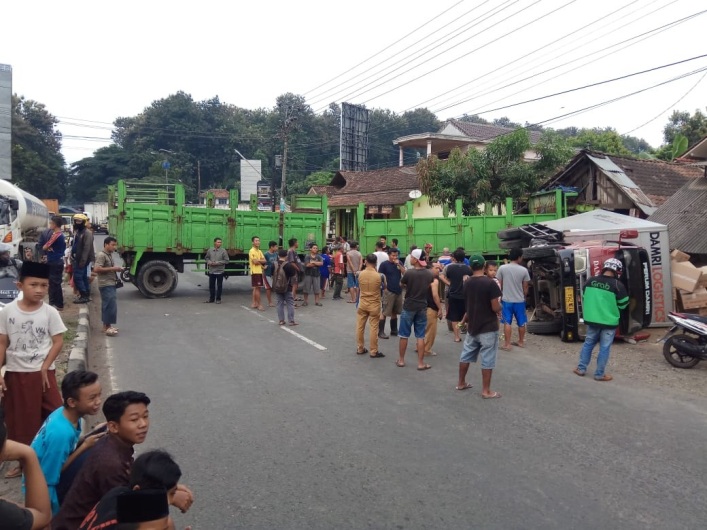 Aksi Nekat Anak  Punk Hadang Truk di  Jalan  Picu Kecelakaan 