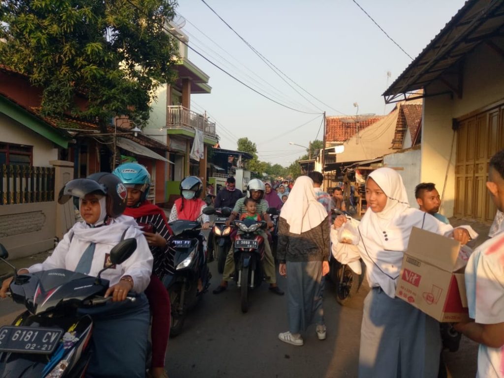 Inspiratif, Syukuran Kelulusan dengan Berbagi Takjil