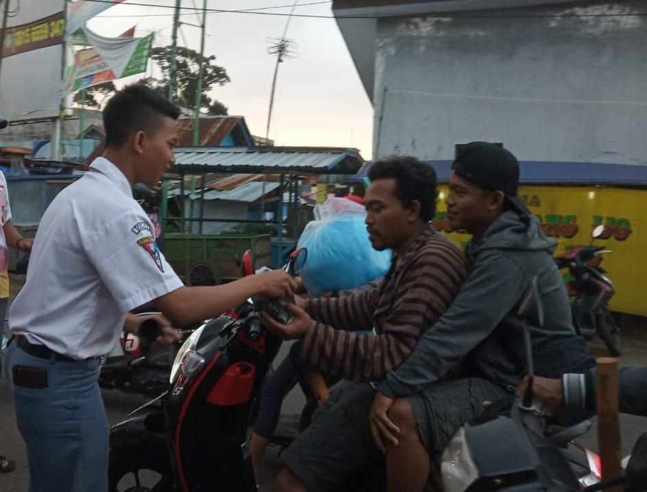 Pelajar Bagikan Takjil