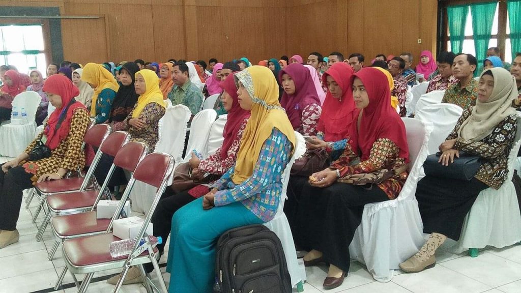 Kuatkan Karakter Guru di Era Milenia
