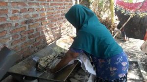 Keren, Lumpur Sawah Dimanfaatkan untuk Pewarna Batik
