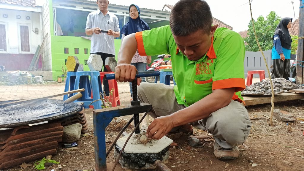  Paving  Blok dari Sampah  Bisa Kurangi Sampah  Plastik  dan 